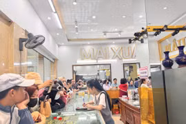 Chen chân mua vàng lấy vía, phố vàng Hà Tĩnh nhộn nhịp ngày Thần Tài