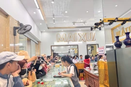 Chen chân mua vàng lấy vía, phố vàng Hà Tĩnh nhộn nhịp ngày Thần Tài