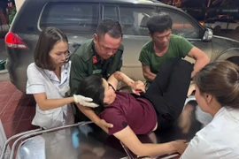 Kịp thời cứu người phụ nữ bị tai nạn nằm bất động bên đường