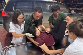 Kịp thời cứu người phụ nữ bị tai nạn nằm bất động bên đường