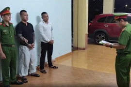 Bắt đối tượng dí súng vào đầu chủ quán bida đe dọa