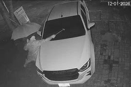 Ô tô đỗ trước nhà bị kẻ lạ đập phá, chủ xe thiệt hại gần 50 triệu đồng