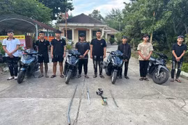 Nhóm thanh thiếu niên đi xe máy dùng "hàng nóng" tấn công người đi đường
