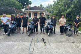 Nhóm thanh thiếu niên đi xe máy dùng "hàng nóng" tấn công người đi đường