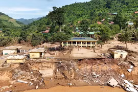 Nhiều trường học tan hoang sau lũ, Nghệ An nỗ lực khắc phục kịp đón năm học mới