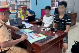 Kịp thời khống chế 2 đối tượng dương tính với ma túy lái ô tô bỏ chạy