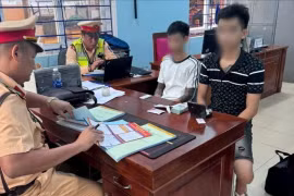 Kịp thời khống chế 2 đối tượng dương tính với ma túy lái ô tô bỏ chạy