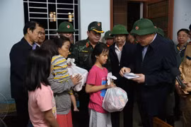 Phó Thủ tướng Nguyễn Hòa Bình thăm hỏi người dân vùng rốn lũ Đắk Lắk 