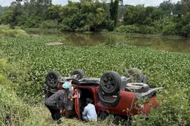  Xe bán tải lật ngửa tại mép sông, thai phụ ở Nghệ An may mắn thoát nạn