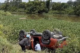  Xe bán tải lật ngửa tại mép sông, thai phụ ở Nghệ An may mắn thoát nạn