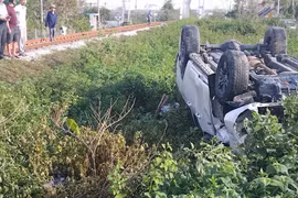 Ô tô bị húc bay khi vượt đường sắt nơi có biển cấm, 1 người bị thương