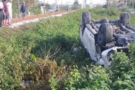 Ô tô bị húc bay khi vượt đường sắt nơi có biển cấm, 1 người bị thương