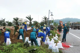 Người dân Nghệ An nỗ lực khắc phục sự cố ven sông Vinh