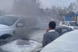 Ô tô bất ngờ bốc cháy khi đang đỗ tại bãi giữ xe trước cổng bệnh viện