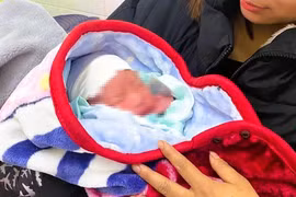 Bé gái sơ sinh bị bỏ rơi bên đường ở Thanh Hóa