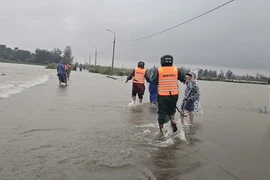 Học sinh lớp 3 trượt chân rơi xuống cống nước tử vong trong mưa lũ