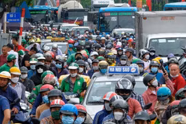 Cấm xe máy chạy xăng vào Vành đai 1: Người dân đi bằng gì?