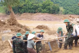 Bộ đội bàn giao két sắt chứa nhiều tài sản bị vùi lấp do mưa lũ