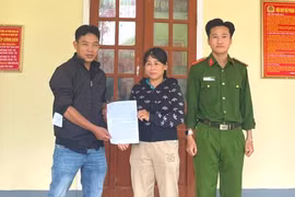 Trao trả 900 triệu đồng cho người chuyển nhầm vào tài khoản