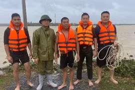  Vượt dòng nước lũ cứu người dân Nghệ An bị mắc kẹt giữa sông