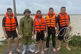  Vượt dòng nước lũ cứu người dân Nghệ An bị mắc kẹt giữa sông