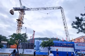 Gãy cần cẩu tại dự án chung cư 25 tầng HIYORI Aqua Tower ở Đà Nẵng
