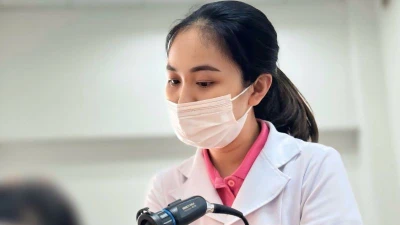 Bé gái 6 tuổi suýt thủng màng nhĩ... vì dây buộc tóc
