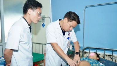 Cứu hai mẹ con sản phụ bong rau non thể nặng