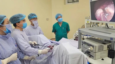 Lần đầu Việt Nam phẫu thuật ung thư phụ khoa không sẹo