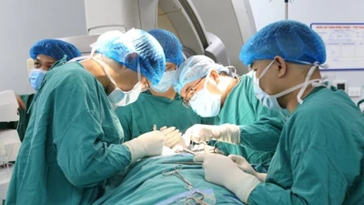 Chạy đua với thời gian cứu bé 14 tuổi bị vỡ tim sau tai nạn 