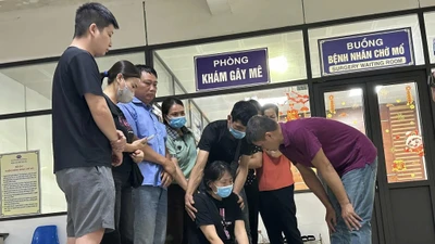  “Nghẹn lòng” hình ảnh người vợ quỳ trước 7 tạng hiến của chồng 