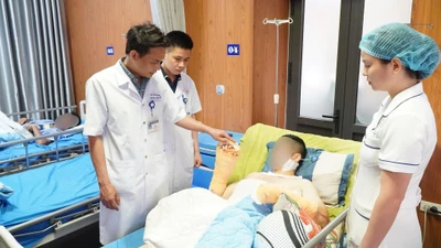 Xuyên đêm nối 2 bàn tay đứt cho nam TikToker bị sốc mất máu