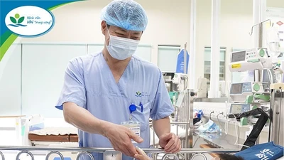 Bé trai bị xe cán “đủ tiền mới cấp cứu” đã xuất viện