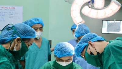 Phát hiện 2 bé gái 10 tuổi có hai tử cung, 1 quả thận