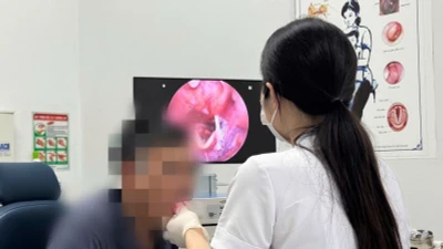 Ăn cơm mải nghe điện thoại, người đàn ông bị hóc xương cá dài 4,5cm