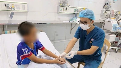 Trẻ 9 tuổi uống nhầm methadone ngộ độc ngừng tim, hôn mê
