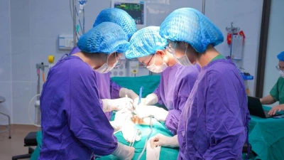 Sỏi khổng lồ chiếm hết lòng bàng quang cô gái 36 tuổi