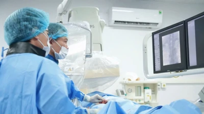 Nong và đặt stent cứu sống bệnh nhân hẹp động mạch cảnh