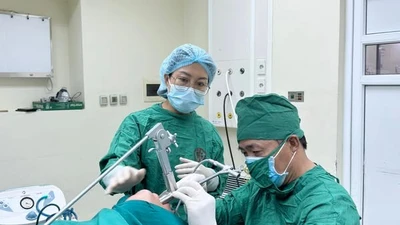Phù nề kẽ phổi vì sặc quất hồng bì, để dị vật trong phế quản 10 ngày