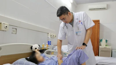 Bé 6 tuổi mang u quái buồng trứng 10cm chứa xương, tóc