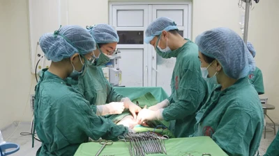 Lấy khối u nang buồng trứng khủng cho cụ bà 98 tuổi