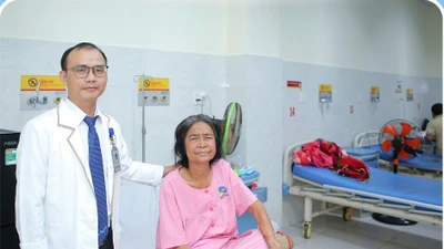 Phải cắt tử cung vì đau bụng, bí tiểu do ổ mủ tử cung nhiễm trùng huyết