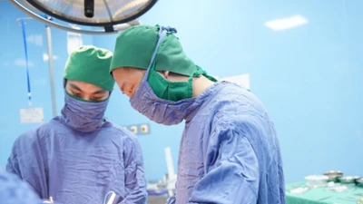 Bấm khuyên, cô gái 32 tuổi phải mổ cắt bỏ u xơ vành tai tái phát lần 6