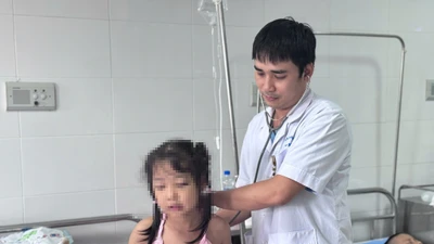 Chơi đùa ngày hè, trẻ 7 tuổi ngã tràn máu ổ bụng, dập thận