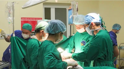 Cứu thanh niên bị dao đâm từ hông lưng xuyên thủng dạ dày