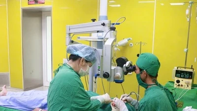 Bảo tồn mắt do đá bắn vào gây đứt lệ quản, đồng tử giãn