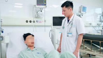 Bị thang máy kẹt cổ, thanh niên hôn mê sâu, suy tuần hoàn