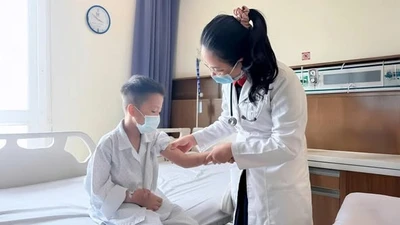 Rách đầu ngón tay do bóc keo 502, trẻ 8 tuổi bị viêm mô tế bào