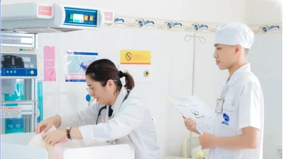 Báo động đỏ liên viện cứu bé gái non tháng bị đẻ rơi