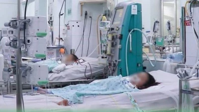 Sốt xuất huyết tăng, nhiều trẻ ói máu, sốc nặng